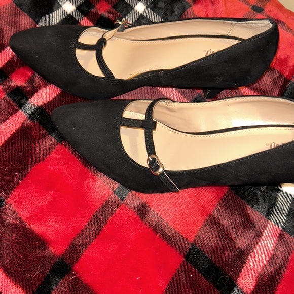 Black 2 Inch Fioni Heels. Size 8 - Picture 2 of 4